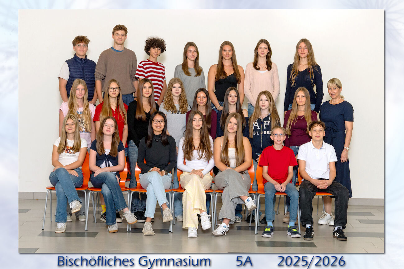 Eine Schulklasse des Bischöflichen Gymnasiums stellt sich für ein Gruppenfoto auf.