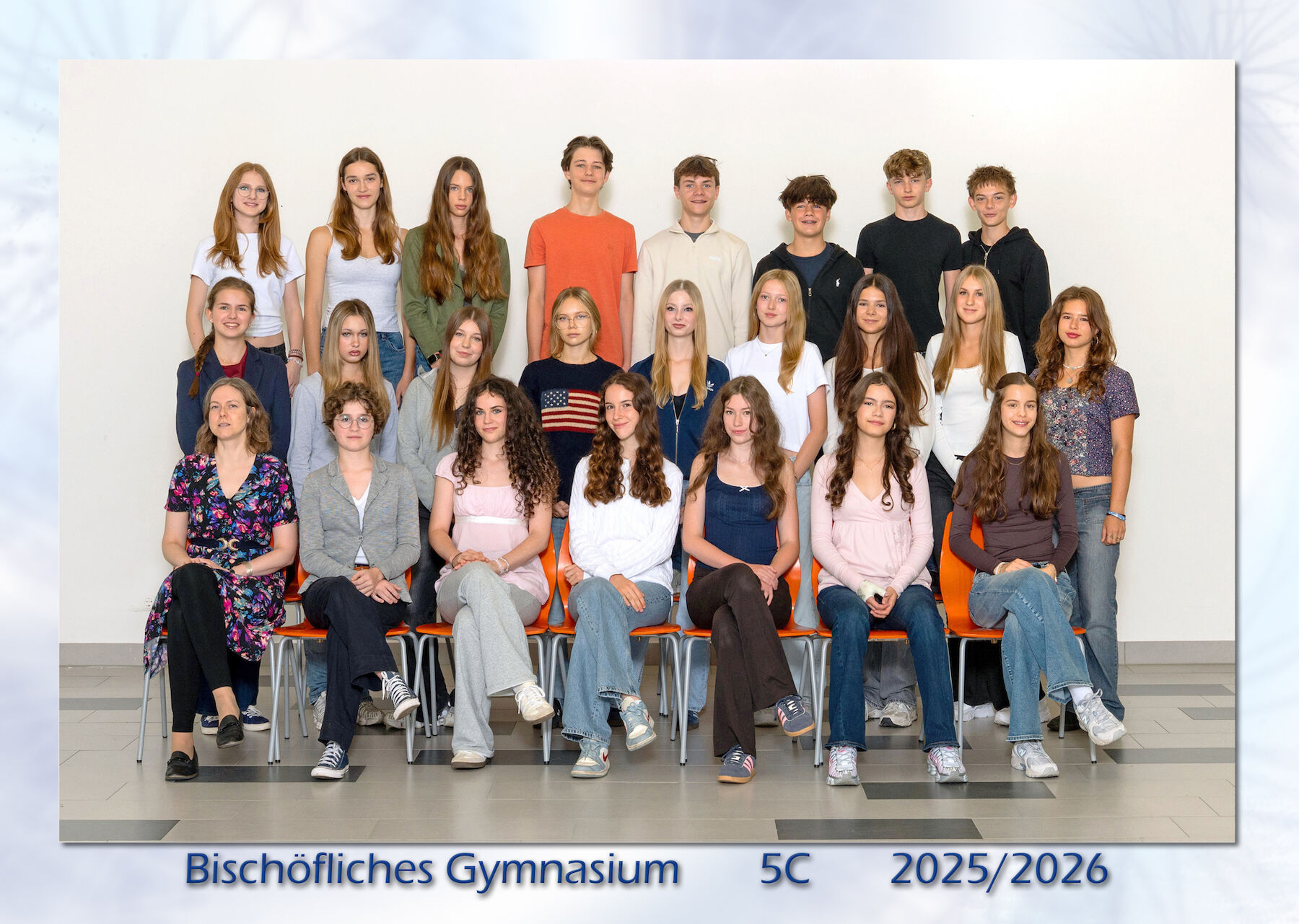 Eine Schulklasse des Bischöflichen Gymnasiums stellt sich für ein Gruppenfoto auf.