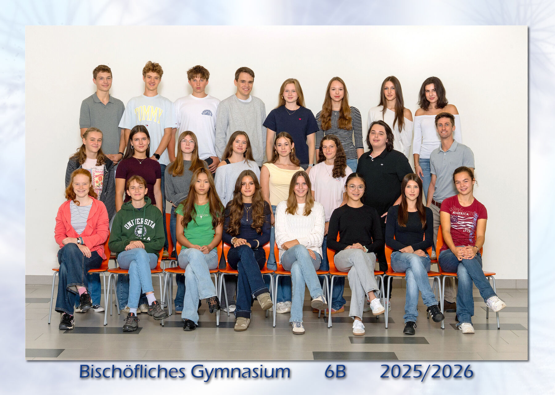 Klassenfoto mit 21 Schülern und einem Lehrer, die in drei Reihen sitzen und stehen.