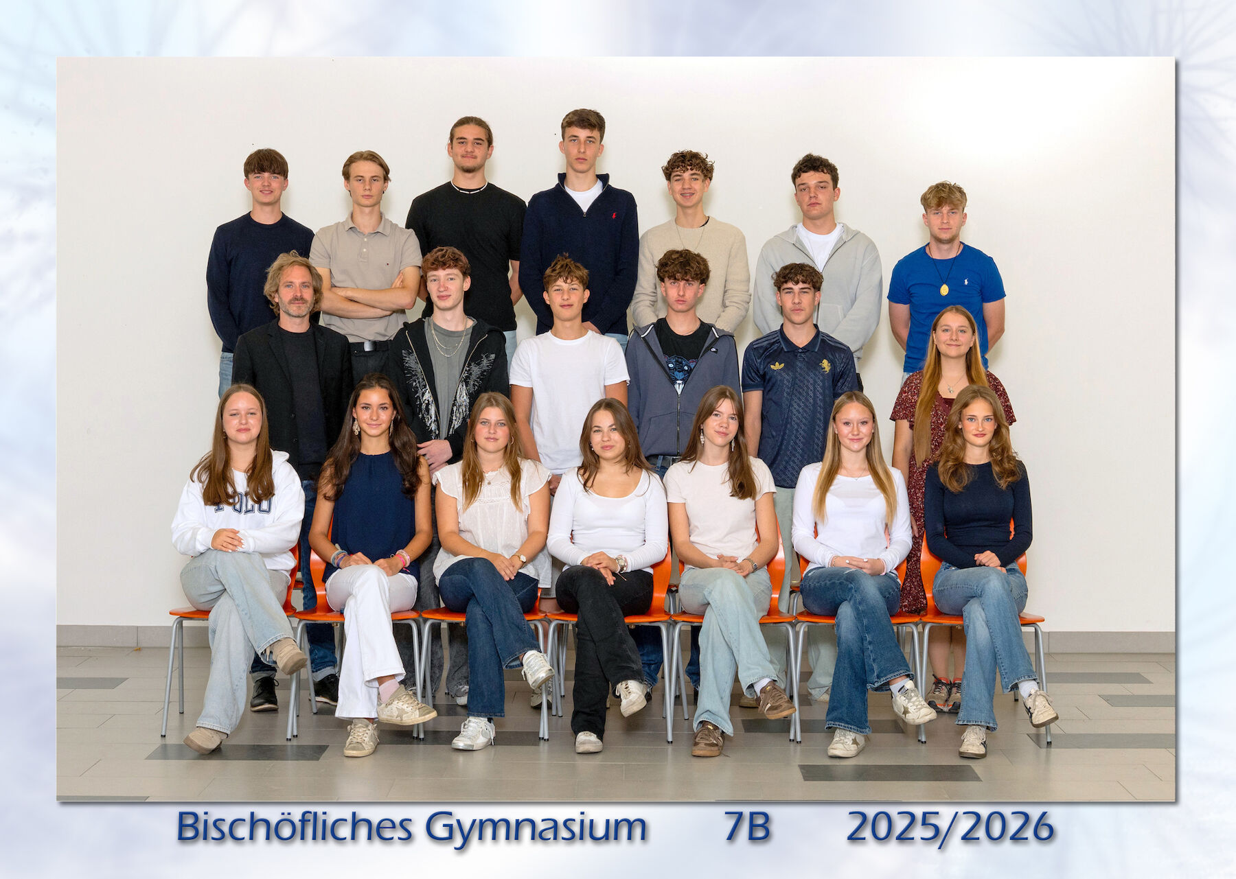 Eine Klasse von Schülern, die in drei Reihen für ein Gruppenfoto posieren.