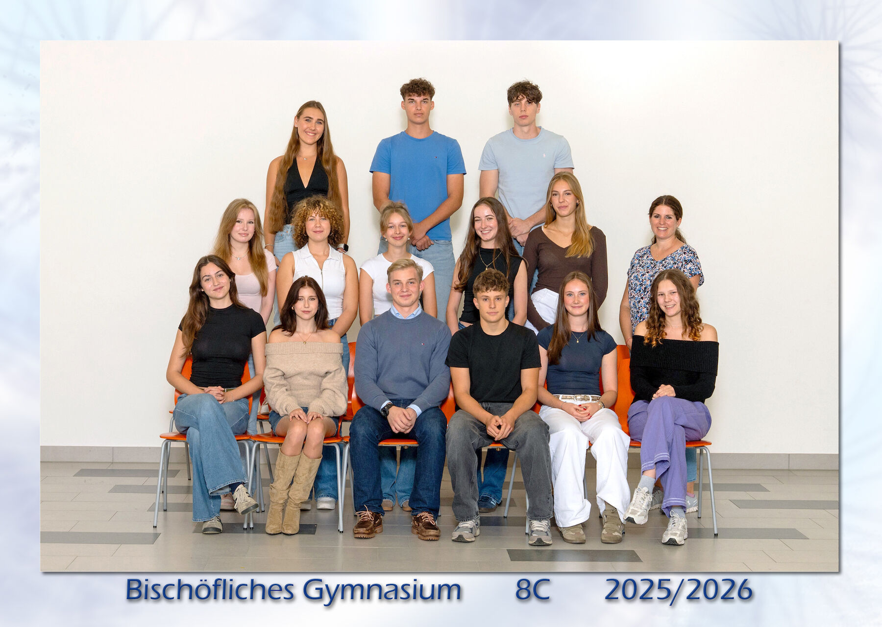 Klassengruppenfoto von Schülern und zwei Lehrern in einer Schule, 2024/2025.