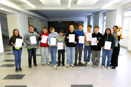Die folgenden 4 Fotos zeigen Gruppenbilder. Darauf zu sehen: Schülerinnen und Schüler mit ihren Känguru der Mathematik 2025 Urkunden. Links im Bild Frau Direktorin Höck.