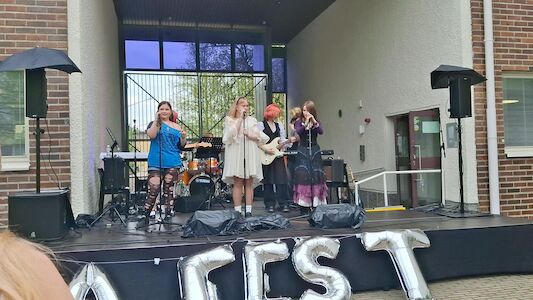 Auftritt der Schulband bei der Schulabschlussfeier